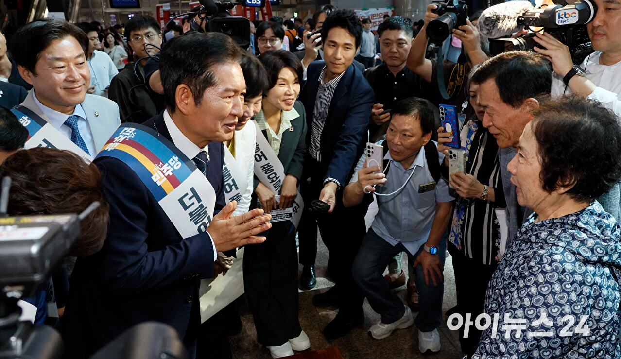 더불어민주당 정청래 대표와 김병기 원내대표를 비롯한 최고위원들이 2일 서울 용산구 용산역에서 시민들을 만나 추석 명절 귀성 인사를 하고 있다. [사진=곽영래 기자]