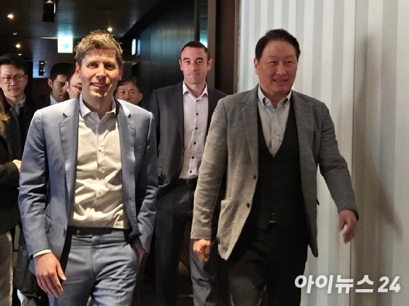 샘 올트먼 오픈AI 최고경영자(CEO)가 4일 오전 서울 중구 더플라자호텔에서 열린 카카오의 AI 사업 방향 및 현황 발표하는 미디어데이에 참석해 질의응답을 하고 있다. [사진=정소희 기자]