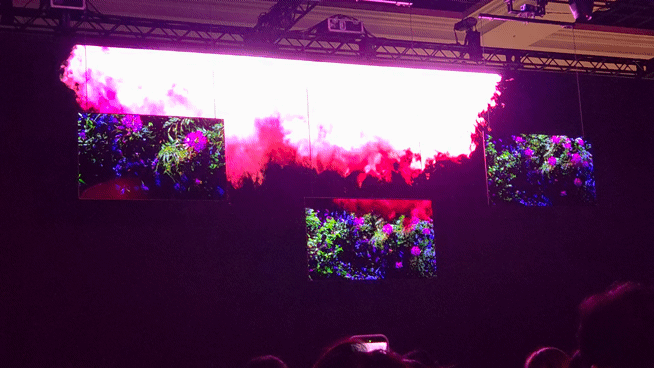 5일(현지시간) 미국 라스베이거스 만달레이베이 컨벤션 센터에서 열린 LG 월드 프리미어 무대에서 LG 클로이드와 스티브 스카브로우 LG전자 미국법인 ES CAC 실장이 '주먹 인사'를 하는 모습. [사진=박지은 기자]