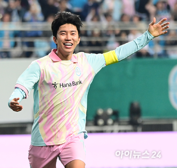 가수 임영웅이 12일 오후 대전광역시 대전월드컵경기장에서 열린 하나은행 자선축구대회 팀 히어로와 팀 기성용 경기에 팀 히어로 주장으로 참석해 후반 전원석의 골에 어시스트를 하고 기뻐하고 있다. [사진=정소희 기자]