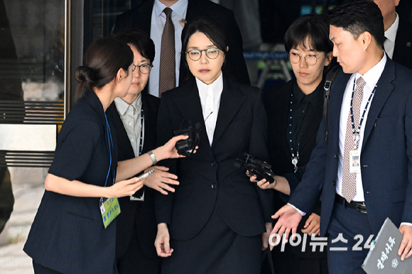 윤석열 전 대통령 부인 김건희 씨가 12일 오후 서울 서초구 서울중앙지방법원에서 열린 구속 전 피의자 심문(영장실질심사)을 마치고 법원을 나서고 있다. [사진=사진공동취재단]
