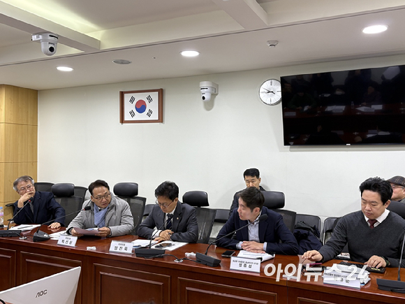 23일 국회 의원회관에서 열린 &lsquo;KAL858기 동체 확인 조사, 어떻게 할 것인가&rsquo; 토론회에서 이종인 알파잠수기술공사 대표가 미얀마 안다만 해역에서 촬영됐다는 수중 영상과 장비 화면을 제시하며 KAL858기 동체 존재 가능성을 설명하고 있다. [영상=권서아 기자]