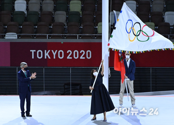 '2020 도쿄올림픽'이 17일간의 열전을 마무리하고 8일 오후 일본 도쿄 올림픽스타디움(국립경기장)에서 폐회식을 개최했다. 2024년 파리올림픽를 앞둔 프랑스 파리 안 이달고 시장이 토마스 바흐 IOC위원장에게 오륜기를 전달 받고 세리머니하고 있다.