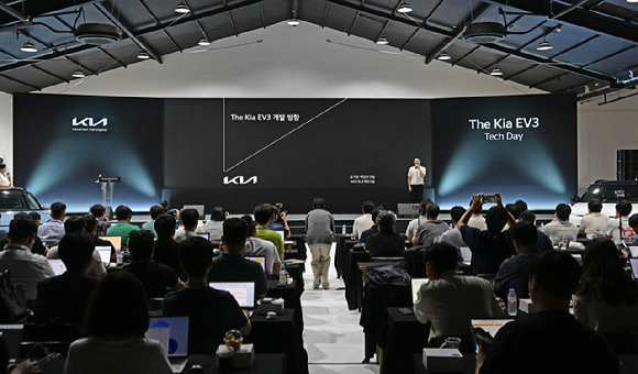 16일 서울 광진구 파이팩토리에서 열린 '더 기아 EV3 테크 데이(The Kia EV3 Tech Day)'에서 연구원이 발표하고 있다. [사진=기아]