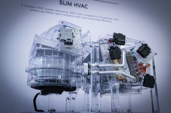 현대위아가 미국 라스베이거스에서 열린 CES 2026에서 공개한 슬림 HVAC의 모습 [사진=현대위아]