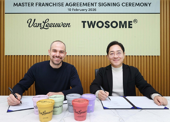 문영주 투썸플레이스 대표이사(오른쪽)과 벤 밴루엔 밴루엔 최고경영자가 마스터 프랜차이즈 계약을 체결하고 기념 촬영을 하고 있다. [사진=투썸플레이스]