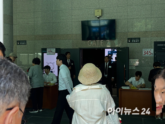30일 열린 신반포 19,25차 시공사 선정 총회를 마치고 승리를 거머쥔 삼성물산 건설부문 임원진들이 환호하고 있는 모습. [사진=김민지 기자]