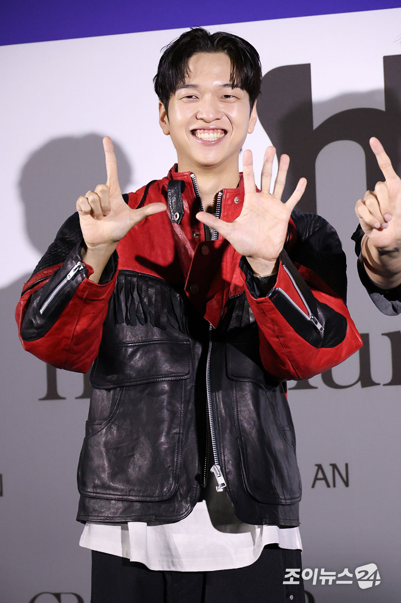 코미디언 유재필이 1일 오후 서울 중구 동대문디자인플라자에서 진행된 2027 S/S 서울패션위크 '홀리넘버세븐' 컬렉션에 참석해 포즈를 취하고 있다. [사진=문수지 기자]