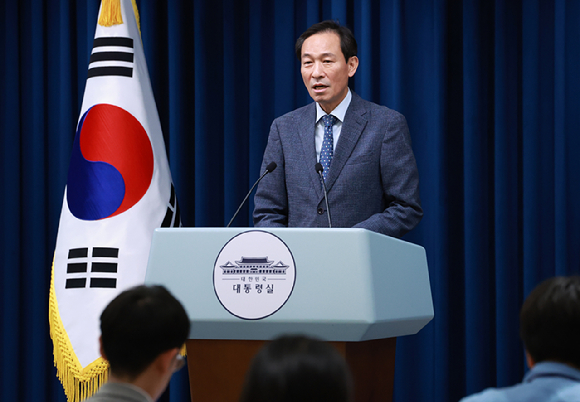우상호 대통령실 정무수석이 지난 17일 서울 용산 대통령실 청사에서 이재명 대통령과 김종인 전 국민의힘 비상대책위원장의 오찬 회동 등 현안 관련 브리핑을 하고 있다. 2025.7.17 [사진=연합뉴스]