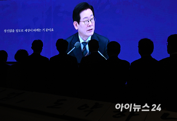 김민석(오른쪽 세 번째) 국무총리와 최태원(왼쪽 두 번째) 대한상공회의소 회장, 정청래(왼쪽) 더불어민주당 대표, 장동혁 국민의힘 대표가 2일 오후 서울 중구 대한상공회의소에서 열린 2026 경제계 신년인사회에서 떡케이크를 자르고 있다. [사진=사진공동취재단]