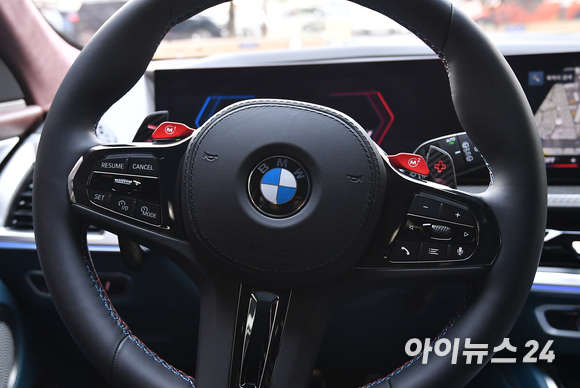 BMW 코리아가 28일 오후 서울 강남구 삼성동의 한 빌딩에서 BMW 초고성능 SAV 모델인 '뉴 XM' 공개 출시 행사를 하고 있다. [사진=김성진 기자]