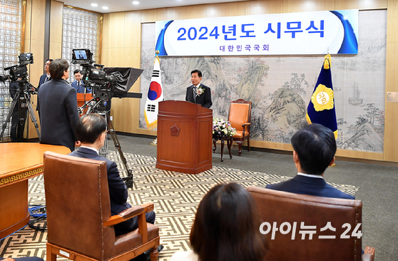 김진표 국회의장이 2일 오전 서울 여의도 국회에서 열린 2024년 시무식에서 인사말을 하고 있다. [사진=곽영래 기자]