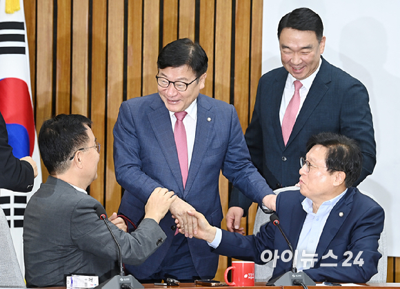 정점식 국민의힘 원내대표가 28일 서울 여의도 국회에서 열린 원내대책회의에 참석하고 있다. [사진=곽영래 기자]