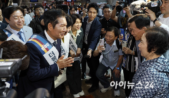 정청래 더불어민주당 대표를 비롯한 민주당 지도부가 2일 오전 용산역을 찾아 귀성길에 나선 시민들에게 인사하고 있다. [사진=곽영래 기자]