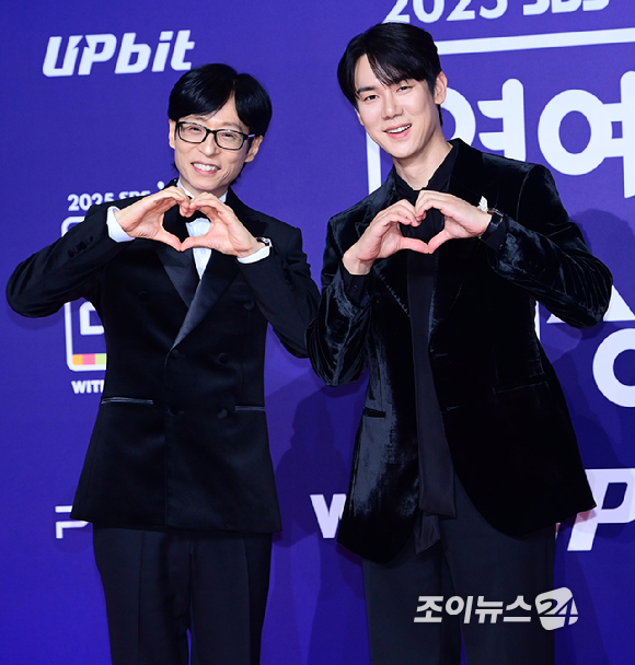 '틈만나면' 유재석과 유연석이 30일 오후 서울 마포구 상암동 SBS 프리즘타워에서 열린&nbsp;2025 SBS 연예대상&nbsp;레드카펫 행사에 참석하고 있다. [사진=정소희 기자]