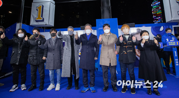 이재명 더불어민주당 대선후보가 16일 오후 서울 송파구 잠실새내역 인근에서 지지 발언자들과 함께 집중 유세를 하고 있다. 기타리스트 신대철, 작곡가 윤일상, 가수 이정석, 가수 이은미, 이 후보, 하준경 한양대 교수, 신홍윤 함꼐하는장애인위원회 청년본부장, 정현백 전 여성부 장관. [사진=국회사진취재단]