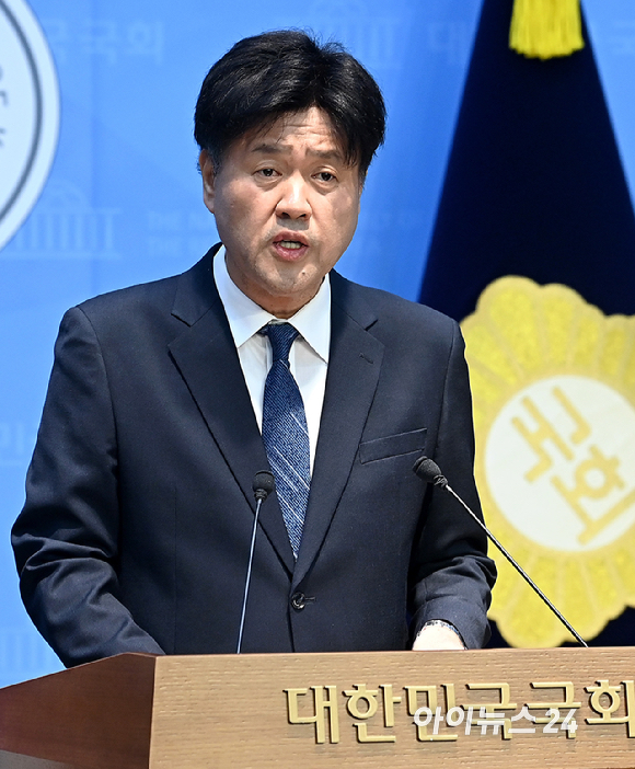 더불어민주당 전략공천 대상에서 제외된 김용 전 민주연구원 부원장이 28일 서울 여의도 국회 소통관에서 기자회견을 하고 있다. [사진=곽영래 기자]