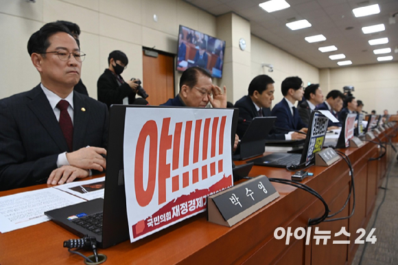 이혜훈 기획예산처 장관 후보자가 23일 서울 여의도 국회에서 열린 재정경제기획위원회의 인사청문회에서 의원 질의에 답하고 있다. [사진=곽영래 기자]