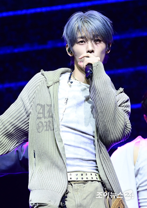 그룹 이븐이 20일 서울 영등포구 명화아트홀에서 열린 이븐(EVNNE) 첫 싱글 '뱉어 (Backtalk)' 컴백 쇼케이스에 참석해 타이틀곡 '뱉어' 무대를 선보이고 있다. [사진=정소희 기자]