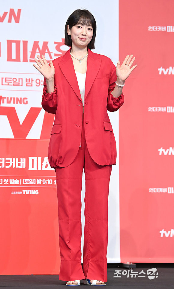 배우 박신혜가 12일 오후 서울 구로구 신도림 더링크 호텔에서 열린 tvN 새 토일드라마 '언더커버 미쓰홍' 제작발표회에서 포즈를 취하고 있다. [사진=곽영래 기자]