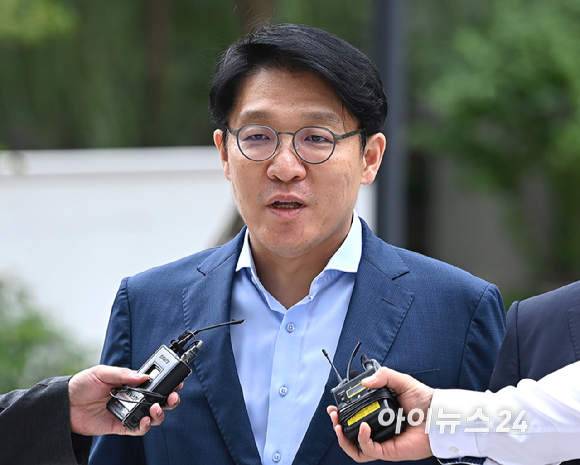 '공천개입 의혹' 김상민 전 부장검사가 9일 오전 서울 종로구에 마련된 김건희 특검팀(특별검사 민중기) 사무실로 조사를 받기 위해 출석하고 있다. [사진=곽영래 기자]