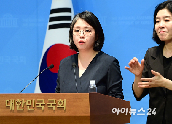 용혜인 성평등가족부 장관 후보자가 10일 서울 여의도 국회 소통관에서 입장 발표 기자회견을 하고 있다. [사진=정소희 기자]