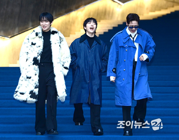 그룹 비원에이포(B1A4) 공찬-산들-신우가 3일 오후 서울 동대문디자인플라자(DDP)에서 진행된 '2026 F/W 서울패션위크(SFW)' 오프닝 쇼 뮌 컬렉션 포토월 행사에 참석하고 있다. [사진=정소희 기자]