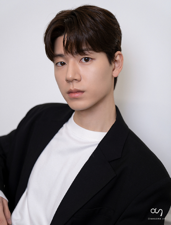 배우 배현성이 JTBC 수요드라마 '조립식 가족' 종영 인터뷰에서 포즈를 취하고 있다. [사진=어썸이엔티]
