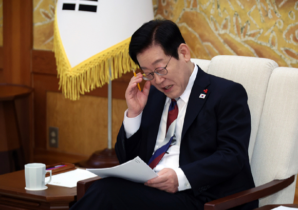 이재명 대통령이 청와대로 첫 출근한 29일 참모진과 차담을 하고 있다. 2025.12.29 [사진=연합뉴스]