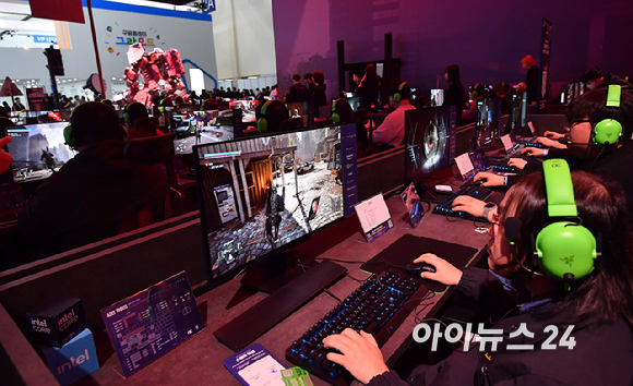 13일 부산 해운대구 벡스코에서 열린 국제게임전시회 '지스타 2025'에서 참관객들이 엔씨소프트 부스에서 신더시티를 체험하고 있다. [사진=곽영래 기자]