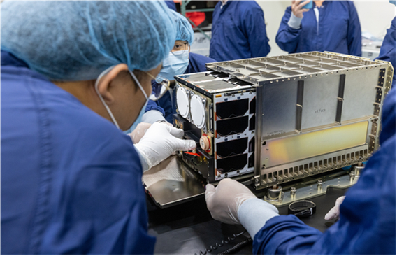 발사관(디스펜서)에 장착되는 K-RadCube. [사진=NASA]