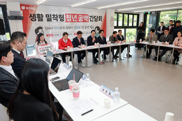 국민의힘 장동혁 대표가 29일 서울 서대문구 카페폭포에서 열린 청년 공약 간담회에 참석하며 홍제천 인공폭포를 보고 있다. 2026.4.29 [사진=연합뉴스]