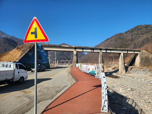 철거 예정인 기존 문경선 내 조령천 2교. [사진=국가철도공단]