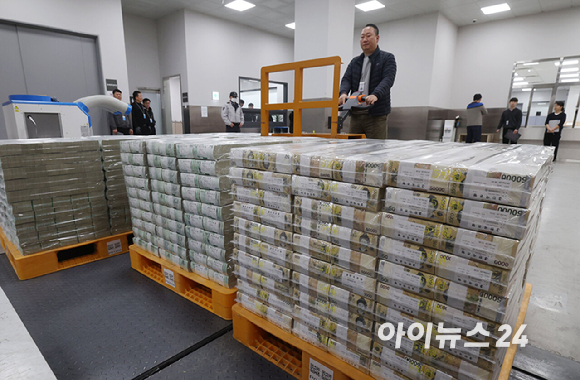 민족 대명절 설을 앞둔 11일 서울 중구 한국은행 본점에서 직원들이 시중은행으로 공급될 설 자금 방출 작업을 하고 있다. 2026.2.11 [사진=사진공동취재단]