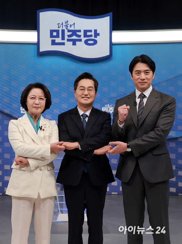 더불어민주당 추미애(왼쪽부터)&middot;김동연&middot;한준호 경기도지사 경선후보가 1일 서울 양천구 SBS 목동 스튜디오에서 열린 더불어민주당 경기도지사 후보자 2차 TV 합동토론회에 참석해 기념 촬영하고 있다. [사진=국회사진기자단]