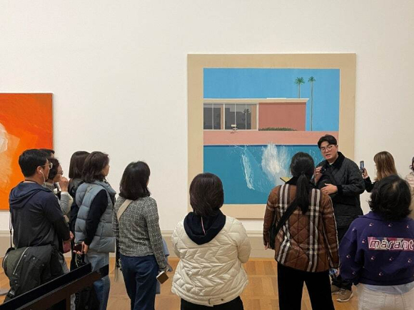 고객들이 롯데문화센터 아트 투어에 참여하고 있다. [사진=롯데백화점]