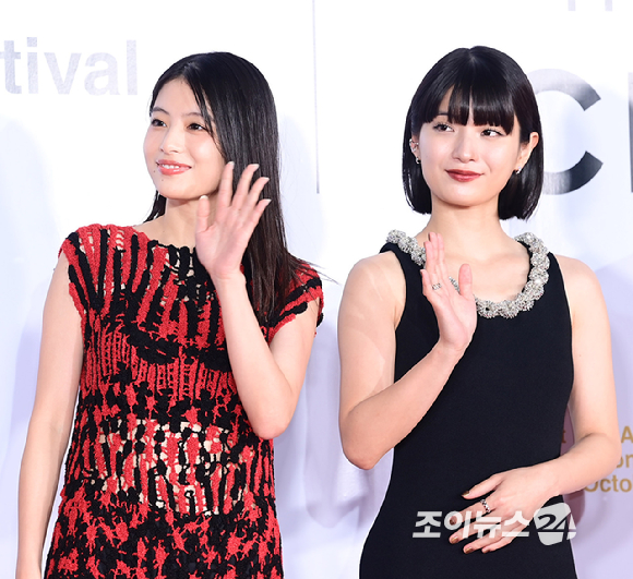 '룩백' 데구치 나츠키-마키타 아쥬가 6일 부산 해운대구 영화의전당에서 열린 제31회 부산국제영화제 개막식 레드카펫 행사에 참석하고 있다. [사진=정소희 기자]