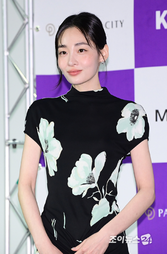 배우 김민하가 7일 서울 용산구 CGV 아이파크몰에서 진행된 '제5회 청룡 시리즈 어워즈' 핸드프린팅 행사에 참석하고 있다. [사진=정소희 기자]