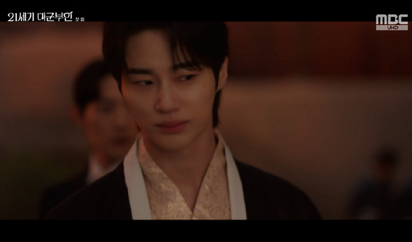 '대군부인' 변우석, 철릭 입고 왕 탄일에 지각 등장...공승연에 뺨 맞고 '21세기 수양대군' 비난까지