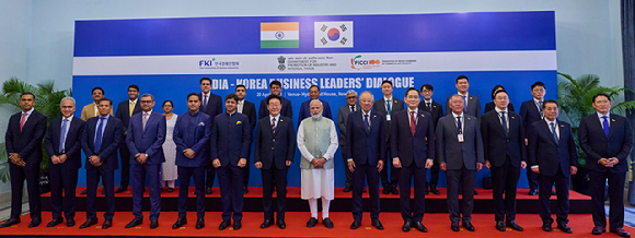 이재명 대통령과 나렌드라 모디 인도 총리가 20일(현지시간) 뉴델리 총리 청사에서 열린 한-인도 경제인 대화 참석자들과 기념촬영을 하고 있다. 한국경제인협회 류진 회장, 삼성전자 이재용 회장, 현대자동차그룹 정의선 회장, LG그룹 구광모 회장, 포스코홀딩스 장인화 회장, HD현대 정기선 회장, 효성 조현준 회장, 네이버 최수연 대표, GS건설 허윤홍 대표, SK 이형희 부회장, 크래프톤 김창한 대표 등이 초청됐다. 2026.4.20 [사진=공동취재단]