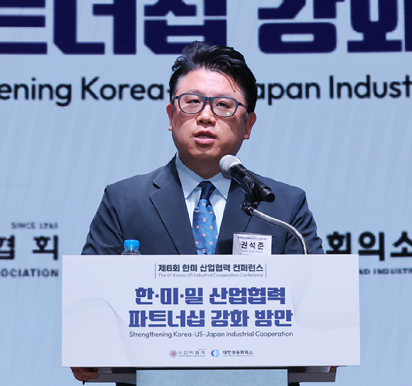 &lsquo;제6회 한미 산업협력 콘퍼런스&rsquo;에서 패널들이 '한미일 AI 벤처 생태계 및 AI 인프라 협력 방안'이라는 주제로 토론하고 있다. 왼쪽부터 권석준 성균관대학교 화학공학부 교수, 이세영 생성AI스타트업협회 협회장(뤼튼테크놀로지스 대표), 김광석 한국경제산업연구원 경제연구실장, 안홍준 한국인공지능&middot;소프트웨어산업협회 AI산업본부장. 영상 속 인물은 하부카 히로키(Habuka Hiroki) 전략국제문제연구소(CSIS) 수석연구원. [사진=대한상의]