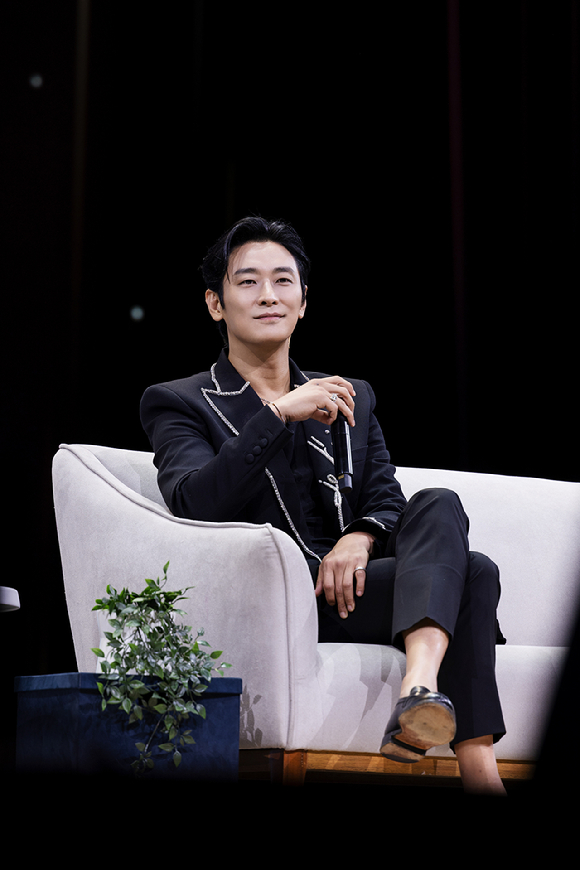 배우 주지훈이 마닐라 팬미팅에서 팬들을 만나고 있다. [사진=블리츠웨이엔터테인먼트]