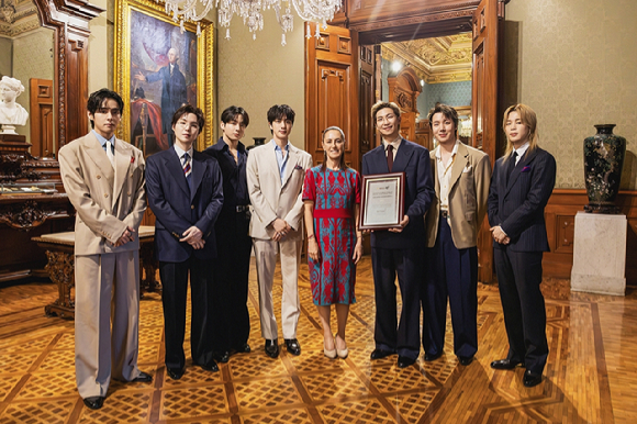 방탄소년단이 멕시코시티에 위치한 대통령실에서 클라우디아 셰인바움(Claudia Sheinbaum) 멕시코 대통령과 만남을 갖고 있다. [사진=빅히트뮤직(하이브)]