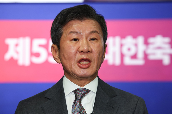 대한축구협회장 4연임에 성공한 정몽규 회장이 26일 서울 종로구 축구회관에서 열린 제55대 대한축구협회 회장 선거에서 당선이 확정된 뒤 소감을 밝히고 있다. 2025.2.26 [사진=연합뉴스]