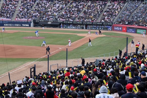 프로야구 KIA 타이거즈 구단의 홈구장 라커룸에 침입해 금품을 훔친 20대들이 징역형 집행유예를 선고받았다. 사진은 광주 기아 챔피언스필드. [사진=연합뉴스]