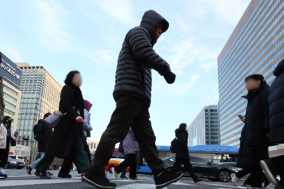 강추위 날씨가 이어진 가운데 서울 종로구 광화문광장 인근에서 한 시민이 방한용품을 착용하고 있다. [사진=연합뉴스]