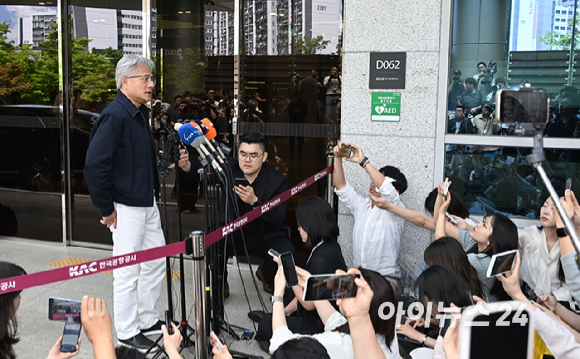 젠슨 황 엔비디아 최고경영자(CEO)가 5일 오후 전세기를 통해 서울김포비즈니스항공센터로 입국해 취재진과 인터뷰를 갖고 있다. [사진=정소희 기자]