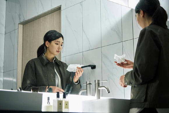 배우 이호정이 넷플릭스 시리즈 '당신이 죽였다' 인터뷰에 앞서 포즈를 취하고 있다. [사진=매니지먼트 레도]