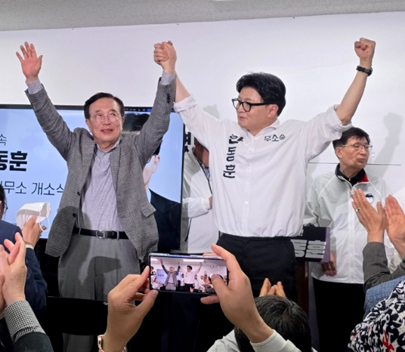 국민의힘 장동혁 대표가 10일 오후 부산 북구에서 열린 박민식 북갑 국회의원 보궐선거 후보 선거사무소 개소식에서 박후보와 박형준 부산시장 후보 등과 손을 맞잡고 있다. 2026.5.10 [사진=연합뉴스]
