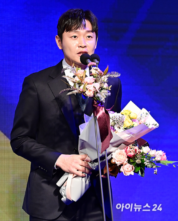 도루상을 수상한 두산 정수빈이 27일 오후 서울 중구 웨스틴 조선 서울에서 열린 '2023 KBO 시상식'에서 소감을 전하고 있다. [사진=곽영래 기자]